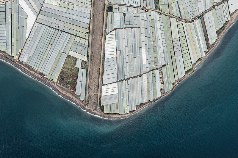 Illustration for article titled Amazing Aerial Photos of Greenhouses Blanketing the Spanish Landscape